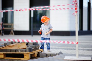 Açık havada çalışan bir hükümdar ile kavganın içinde küçük Oluşturucu