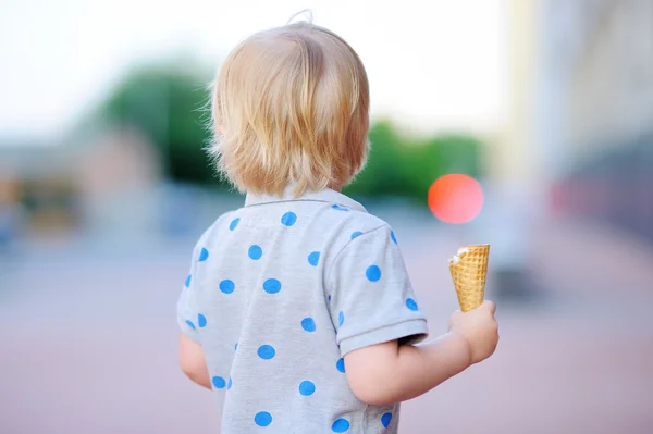 Niño pequeño con helado al aire libre — Foto de Stock