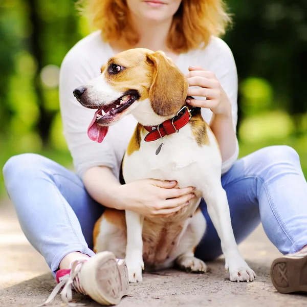 Mulher com cão Beagle no parque de verão — Fotografia de Stock