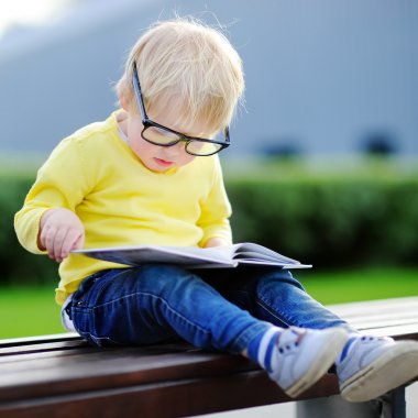 Gönüllülük a kitap açık havada yürümeye başlayan çocuk. Geri okul kavramı