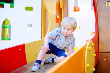 Oyun parkında eğleniyor yürümeye başlayan çocuk