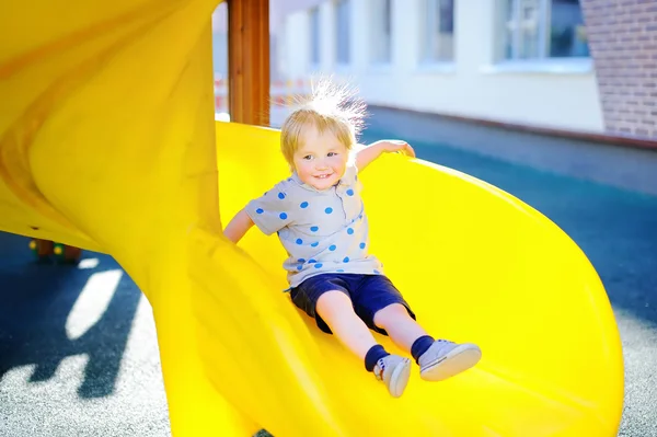 Bambino ragazzo avendo divertente su parco giochi — Foto Stock