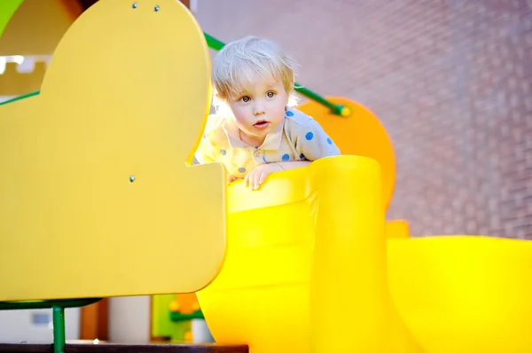 Oyun parkında eğleniyor yürümeye başlayan çocuk — Stok fotoğraf