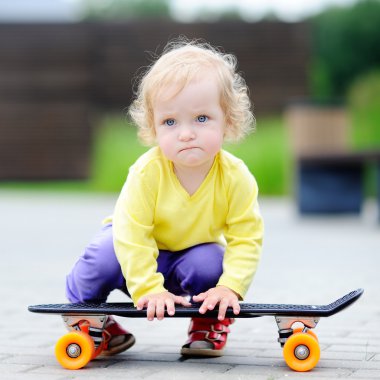 Şirin Bebek kız kaykay ile 