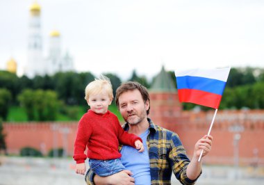 Aile arka plan Moskova Kremlin ile Rus bayrağı ile