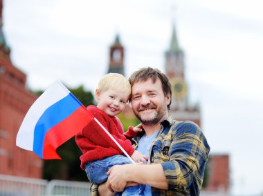 Aile arka plan Moskova Kremlin ile Rus bayrağı ile