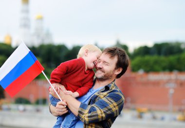Aile arka plan Moskova Kremlin ile Rus bayrağı ile