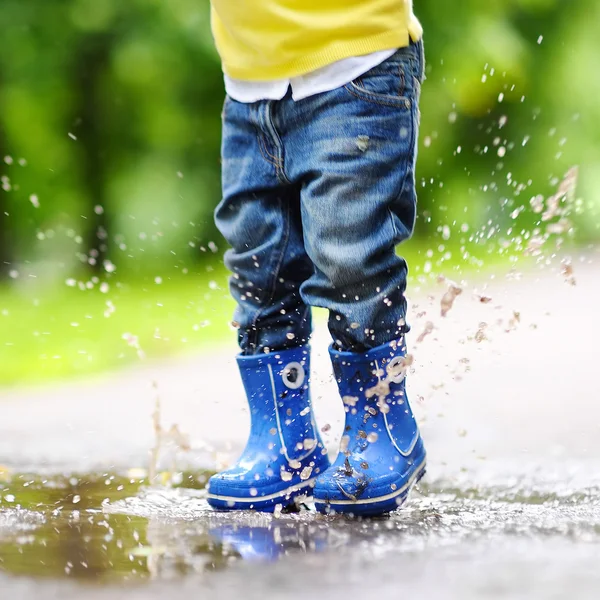 Toddler skoki w basenie z wodą — Zdjęcie stockowe