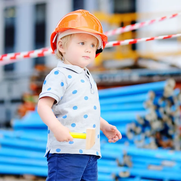 Маленький будівельник в капелюхах з молотком, що працює на відкритому повітрі — стокове фото