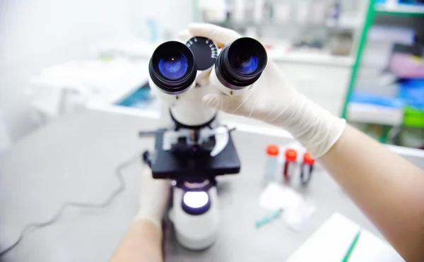 Close-up photo of scientist hands with microscope, examining sam — Stock Photo, Image