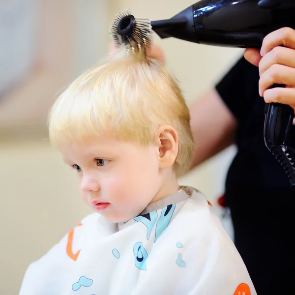 Criança menino recebendo seu primeiro penteado — Fotografia de Stock