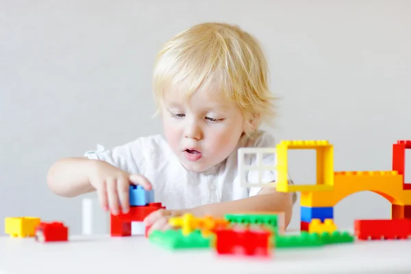 टॉडलर मुलगा रंगीत प्लास्टिक ब्लॉक्स खेळत — स्टॉक फोटो, इमेज