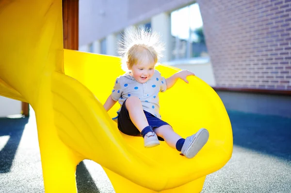 Bambino ragazzo avendo divertente su parco giochi — Foto Stock