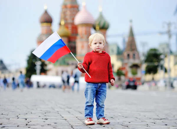 Симпатичный малыш с российским флагом — стоковое фото