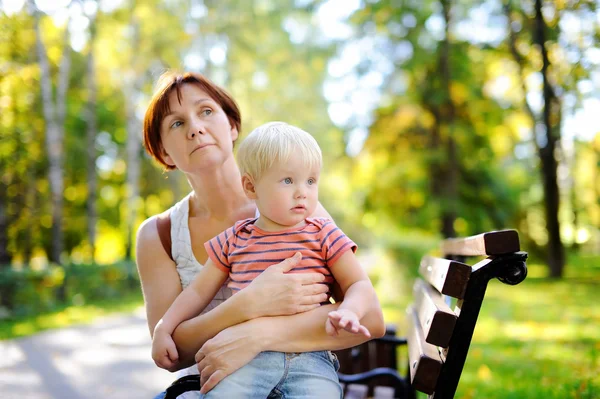 Frau und ihr Kleinkind-Enkel genießen sonnigen Herbsttag — Stockfoto