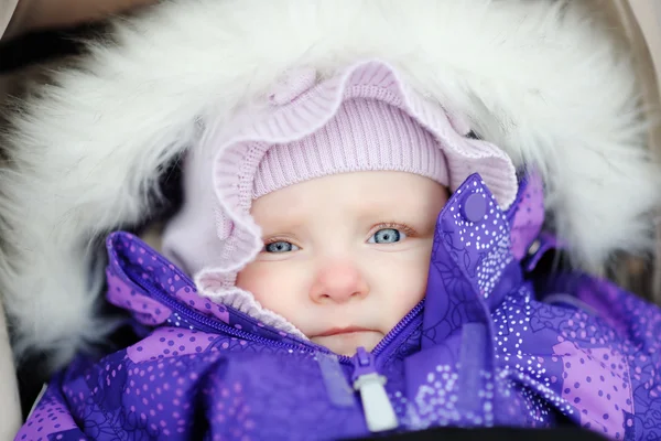 Baby flicka i vagnen utomhus — Stockfoto