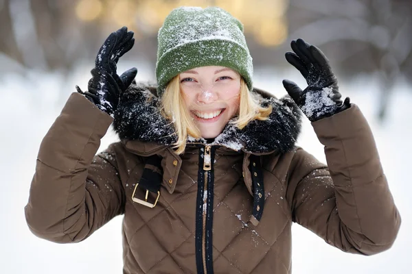 Jonge vrouw met plezier in de winter — Stockfoto