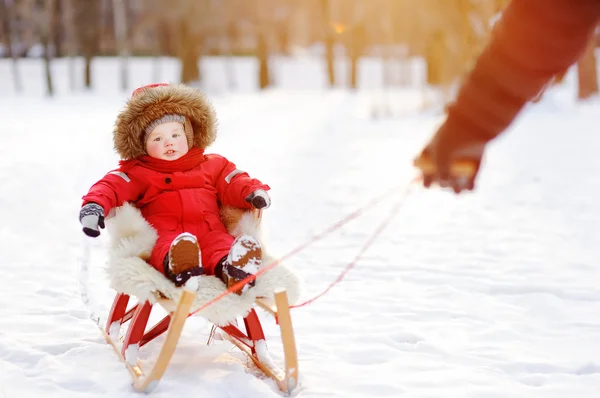 Père et son fils tout-petit s'amusent dans le parc d'hiver — Photo