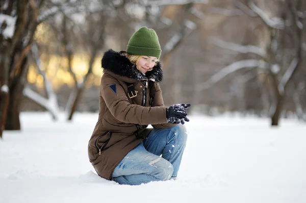 Mujer joven divirtiéndose en invierno — Foto de Stock