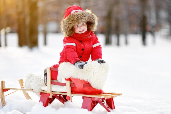 Portret chłopca piękne malucha zabawy w winter park — Zdjęcie stockowe