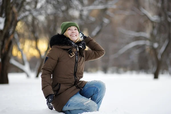 Ung kvinna ha kul i vinter — Stockfoto