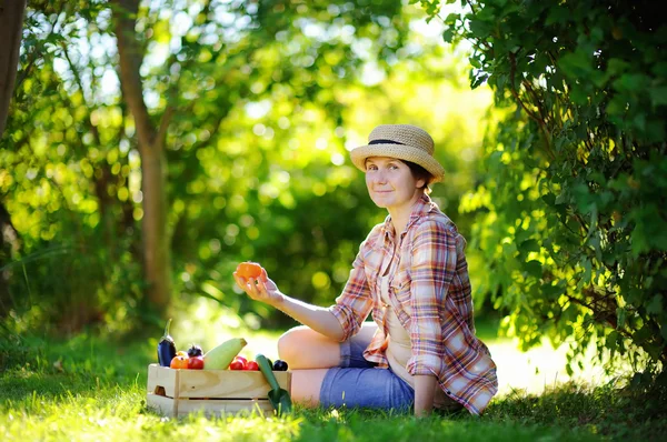 Hermosa mujer de mediana edad disfrutando de cosecha — Foto de Stock