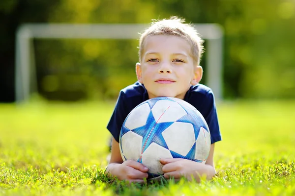 Menino se divertindo jogando um jogo de futebol — Fotografia de Stock