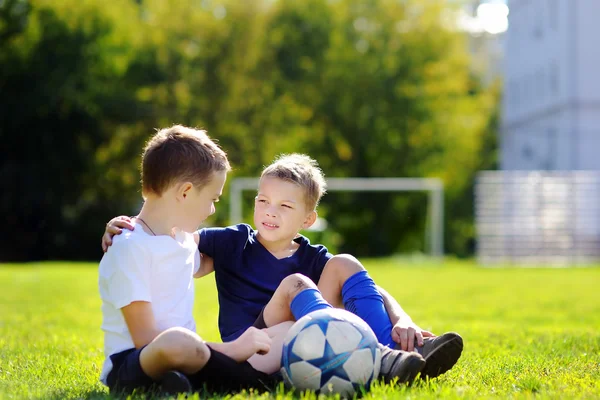 Dois irmãos mais novos se divertindo jogando um jogo de futebol — Fotografia de Stock