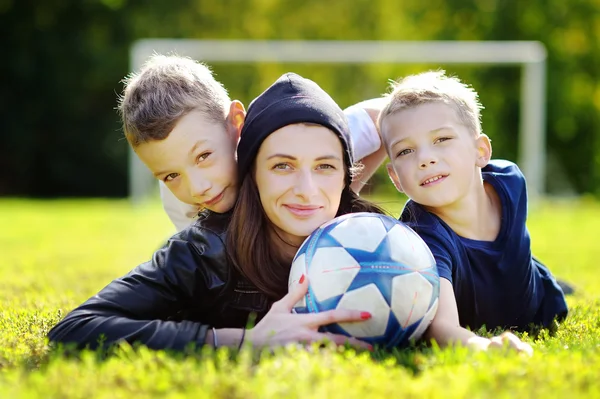 Família se divertindo com bola ao ar livre — Fotografia de Stock