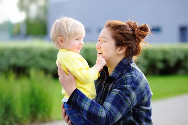 Young asian woman with cute caucasian toddler boy — Stock Photo, Image