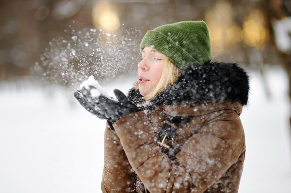Портрет молодой красивой женщины, веселящейся зимой