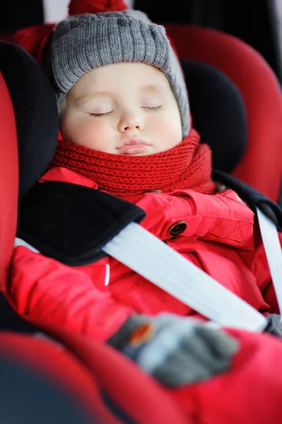Retrato de criança dormindo no assento do carro — Fotografia de Stock