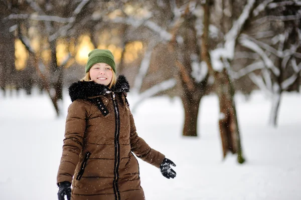 Młoda kobieta piękne zabawa w winter park. — Zdjęcie stockowe