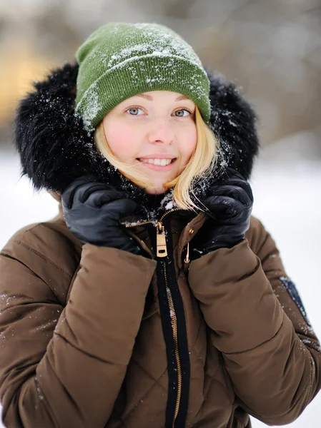 Jovem mulher bonita no inverno — Fotografia de Stock