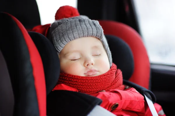 Retrato del niño durmiendo en el asiento del coche —  Fotos de Stock