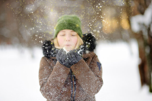 Портрет молодой красивой женщины, играющей со снегом
