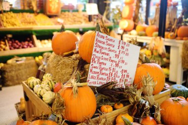 New York, ABD - 20 Ekim 2018: Geleneksel tarım fuarı CHELSEA MARKET, New York. Renkli balkabakları ve karışık Hint mısırları mevsimlik pazar yerinde satışa hazır..