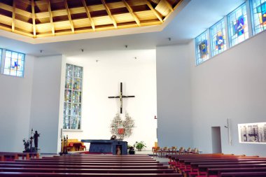 Saas Fee, İsviçre - 4 Şubat 2020: Avrupa 'nın küçük bir kasabasındaki kilise iç görünümü. Saas Fee 'deki Herz-Jesu Kilisesi. Altında vaiz ve katolik haçı var. Katoliklik Hıristiyanlık dinidir..