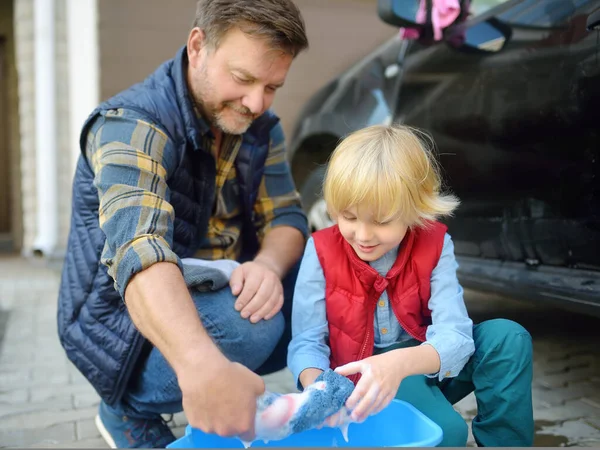 Förskolekillen Hjälper Sin Far Med Att Tvätta Familjens Bil Lilla — Stockfoto