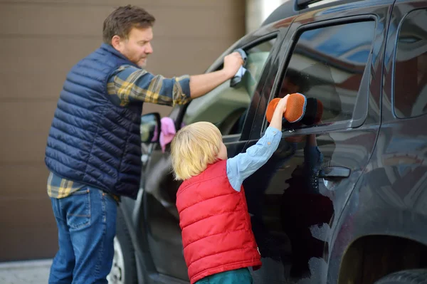 Der Vorschuljunge Hilft Seinem Vater Beim Waschen Des Familienautos Kleiner — Stockfoto