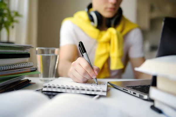 Tennager Jongen Studeert Thuis Online Onderwijs Afstandsonderwijs Voor Kinderen School — Stockfoto