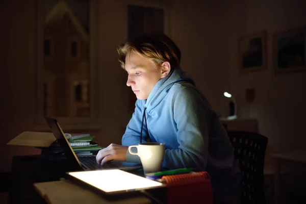 Koncentrerad Ung Man Som Jobbar Sent Kontoret Med Laptop Och — Stockfoto