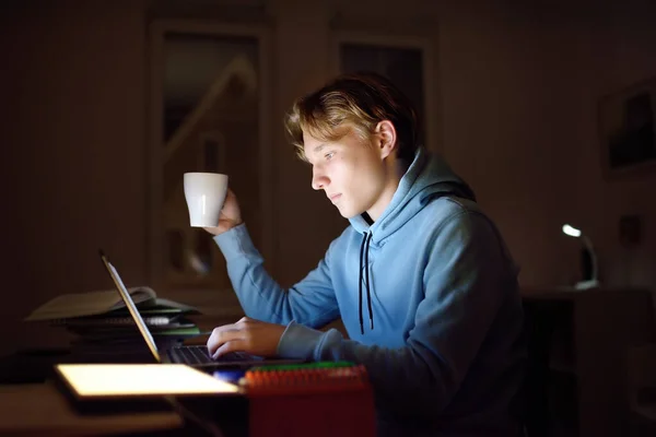 Jovem Concentrado Trabalhando Até Tarde Noite Escritório Casa Com Laptop — Fotografia de Stock