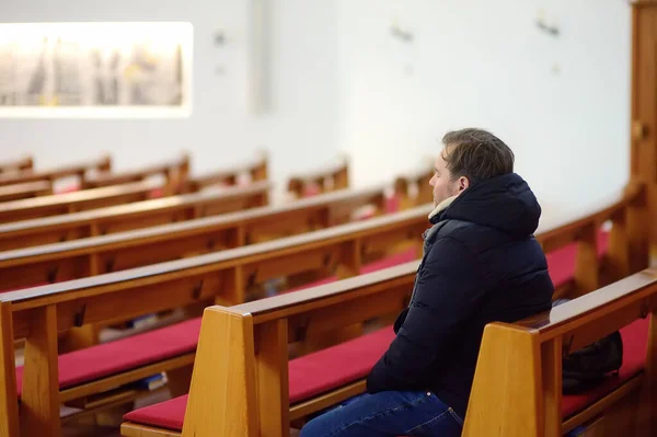 Религиозный Мужчина Среднего Возраста Молится Католической Церкви Человек Закрывает Глаза — стоковое фото