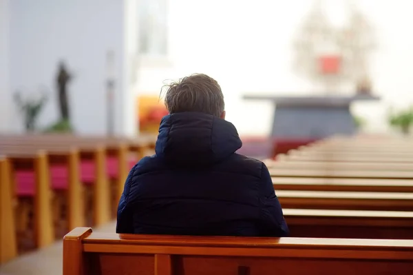 Religijny Człowiek Średnim Wieku Modlący Się Medytujący Kościele Katolickim Osoba — Zdjęcie stockowe