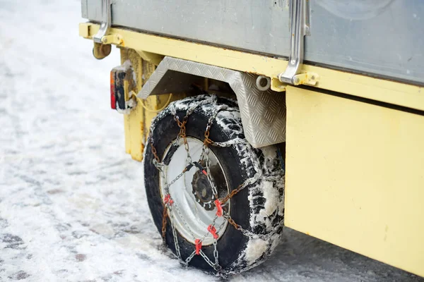 Saas Fee スイス 2020年2月4日 吹雪の中 Saasフィーのマウンテンリゾートで会社の車の車輪のチェーン 安全性を確保するためには 車輪にスノーチェーンを設置する必要があります — ストック写真