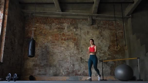 Sportig Kvinna Hiit Träning Dynamisk Rörelse Sportswoman Hoppar Högt Processen — Stockvideo