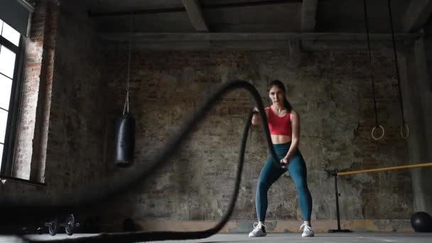 Ung Kvinna Tränar Med Stridsrep Gymmet Stark Kvinnlig Idrottare Gör — Stockvideo