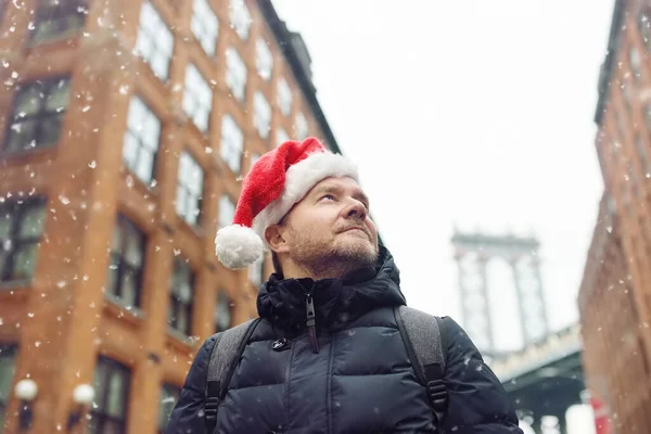 클로스 모자를 관광객이 내리는 크리스마스 이브에 맨해튼 근처에서 내리는 날씨에 — 스톡 사진