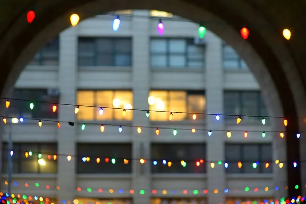 New York Manhattan Noel Arifesinde Çok Renkli Çelenk Işıklarının Fotoğrafı — Stok fotoğraf